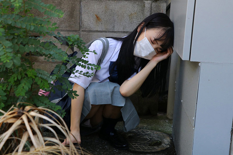 制服を乱され、パンツにシミが!電マとバイブで弄ばれる工藤ララを激写の画像1