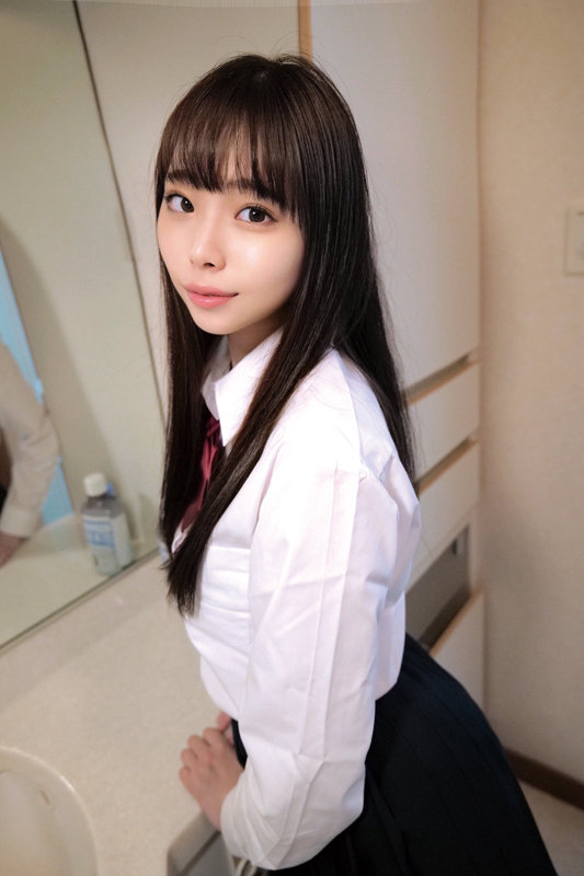 画像紹介:美波こづえの制服姿、大人びたルックスで隣の学校からも注目!の画像1