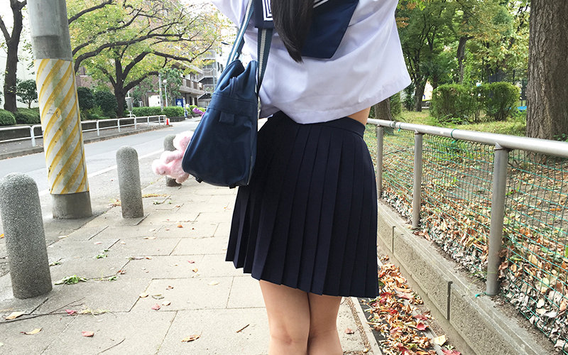 画像紹介:スクール水着、セーラー服、JKコスで巨根を咥え、玩具で虐められるあべ藍!の画像1